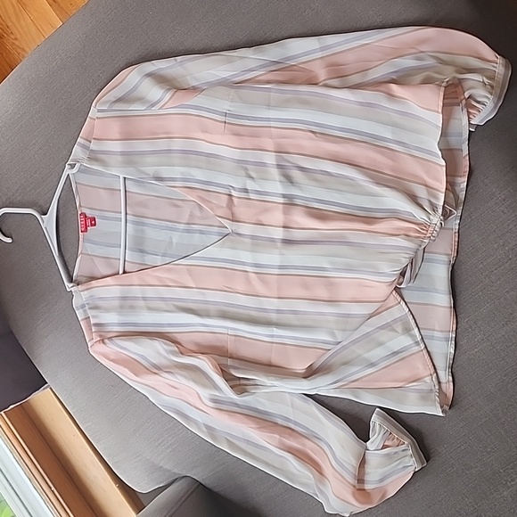 Guess women's pullover blouse - Picture 1 of 8